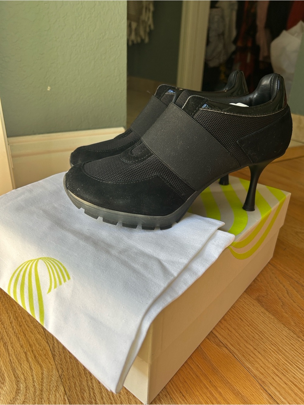 Sneex by Sara Blakely Hy-Heel black on black